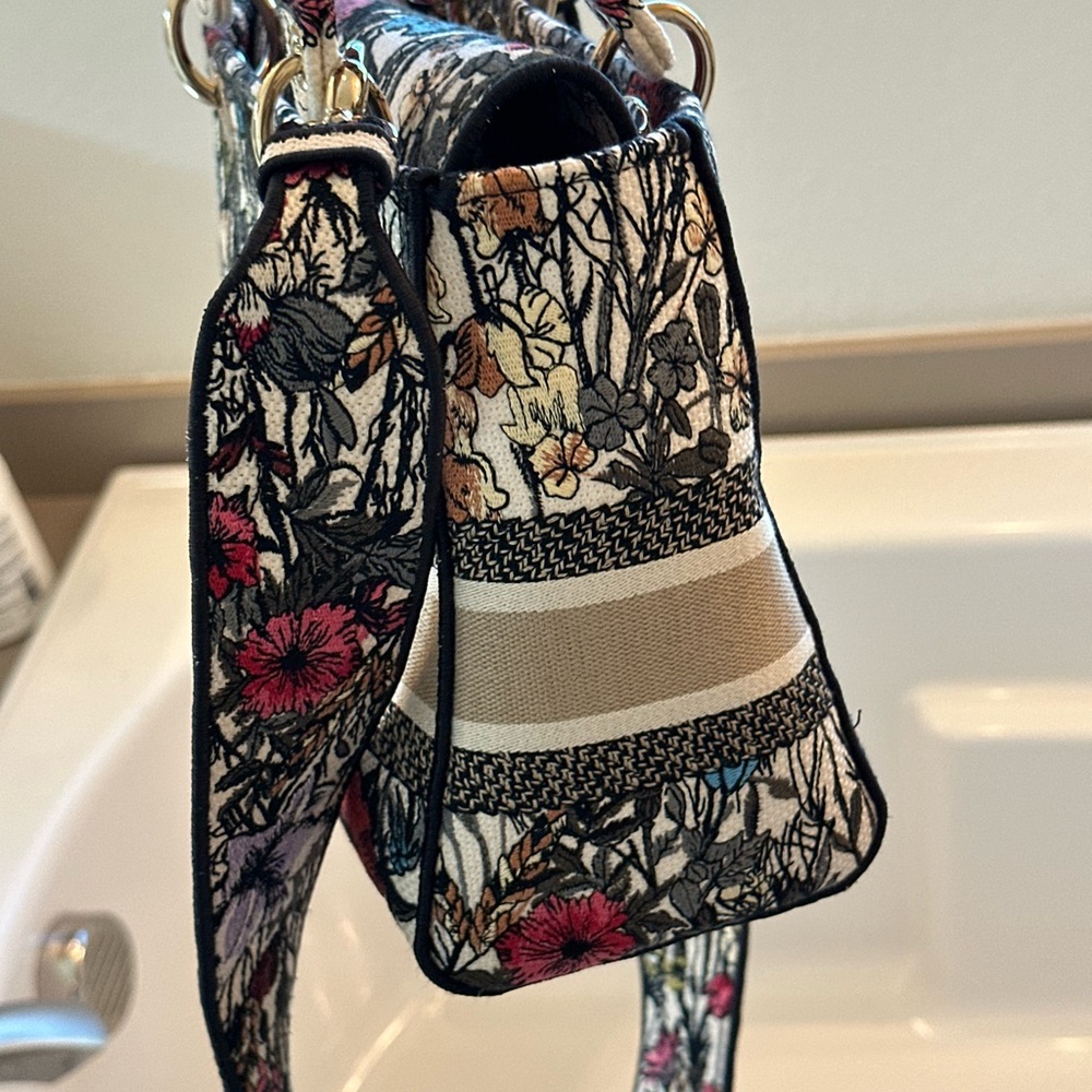 Medium Lady D-Lite Bag
Latte Embroidery with Multicolor Dior Cabinet de la Mer - Picture 10 of 15